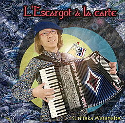 画像ギャラリー No.003のサムネイル画像 / 「ケンミン焼ビーフン“デスクリムゾンクニタカ”エディション」爆誕。渡辺邦孝氏の新アルバム“エスカルゴ・アラカルト”の特典に