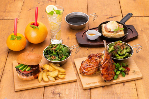 画像ギャラリー No.001のサムネイル画像 / カプコンカフェ イオンレイクタウン店でアウトドアブランド「キャプテンスタッグ」コラボが9月3日に開始