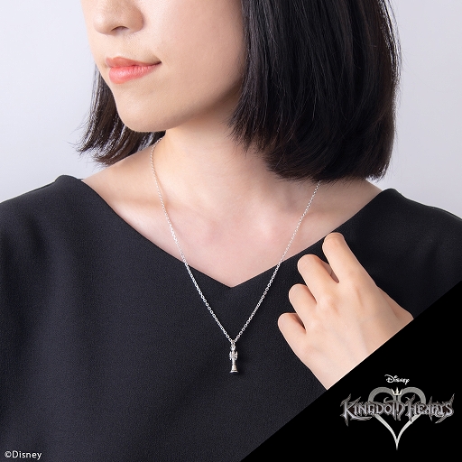 画像ギャラリー No.002のサムネイル画像 / 「KINGDOM HEARTS III」に登場するボードゲームの駒のひとつをモチーフにしたネックレスが登場
