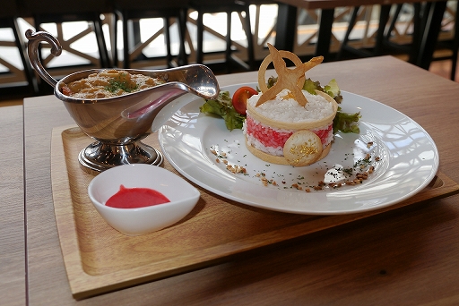 画像ギャラリー No.015のサムネイル画像 / カプコンカフェ×「逆転裁判」シリーズではキャラたちがきらびやかな盛装で登場! 一部グッズの先行公開&試食レポートをお届け