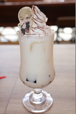 画像ギャラリー No.024のサムネイル画像 / カプコンカフェ×「逆転裁判」シリーズではキャラたちがきらびやかな盛装で登場! 一部グッズの先行公開&試食レポートをお届け