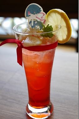 画像ギャラリー No.034のサムネイル画像 / カプコンカフェ×「逆転裁判」シリーズではキャラたちがきらびやかな盛装で登場! 一部グッズの先行公開&試食レポートをお届け