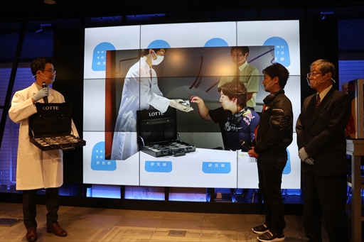 画像ギャラリー No.004のサムネイル画像 / ウメハラ氏が登壇した「ロッテ『プロフェッショナルガム』贈呈式」レポート。ガムの咀嚼はeスポーツのパフォーマンスアップにも貢献する