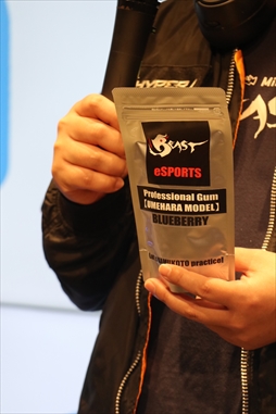 画像ギャラリー No.011のサムネイル画像 / ウメハラ氏が登壇した「ロッテ『プロフェッショナルガム』贈呈式」レポート。ガムの咀嚼はeスポーツのパフォーマンスアップにも貢献する