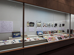 画像ギャラリー No.004のサムネイル画像 / 京都府城陽市歴史民俗資料館で特別展示「CONTINUE2-ゲームの書籍と文化-」を9月4日まで開催中。さまざまなゲーム関連書籍や攻略本などを展示