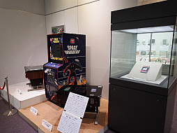 画像ギャラリー No.005のサムネイル画像 / 京都府城陽市歴史民俗資料館で特別展示「CONTINUE2-ゲームの書籍と文化-」を9月4日まで開催中。さまざまなゲーム関連書籍や攻略本などを展示
