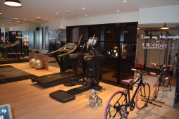 ���������꡼ No.004�Υ���ͥ������ / ���Х������äƥۥƥ�õ�����⥯������AR�θ��ץ�������Moxy Universe, Play Beyond ��Moxy ͷ�����󾡤����ɡ�Ƴ��