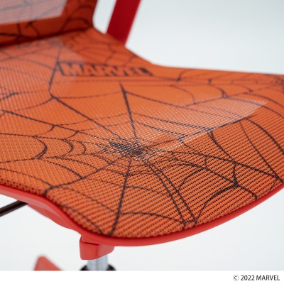 画像ギャラリー No.003のサムネイル画像 / 「スパイダーマン」をモチーフにした特別モデルのチェア2種,8月25日に発売