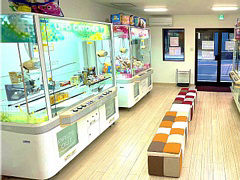 時間制でクレーンゲームをプレイできる「クレーンゲームカフェ キャッチャバ」1号店が東京都足立区竹の塚にオープン