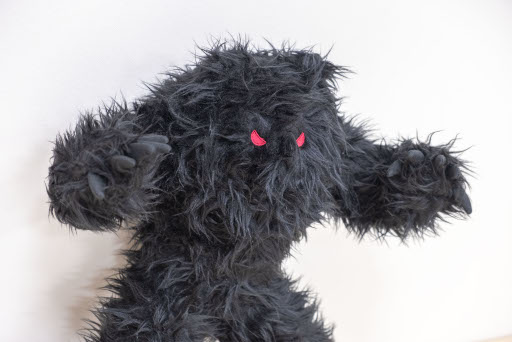 画像ギャラリー No.001のサムネイル画像 / 「TAITO STATION Tradz」のロゴに描かれている“Monster”のぬいぐるみがプライズとして登場