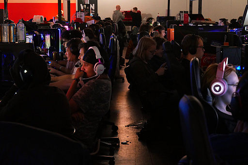 ���������꡼ No.008�Υ���ͥ������ / �Υ��󥿥ӥ塼��DreamHack�α��Ĥ���롤�С������ʴط�������α�ޤ�ʤ����ߥ�˥ƥ���Ƴ��LAN�ѡ��ƥ�����̥��