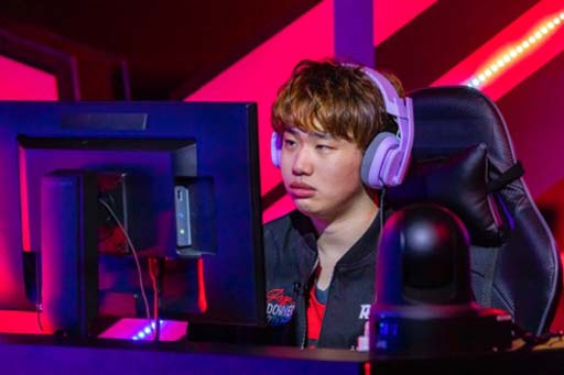 画像ギャラリー No.013のサムネイル画像 / 「RAGE Shadowverse 2022 Winter」GRAND FINALS,優勝賞金1000万円を獲得したのは“King of ミステリアス”あ選手