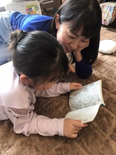 画像集 No.006のサムネイル画像 / 噂の100円ゲームブックを，6歳の娘と遊んでみる。DAISO発「きみが決めるストーリーブック」の実力やいかに