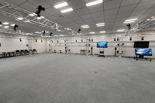 画像ギャラリー No.004のサムネイル画像 / 「ホロライブ」の映像はここから生まれる! 27億円をかけたカバーの新スタジオはどこがすごいのか