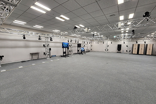 画像ギャラリー No.005のサムネイル画像 / 「ホロライブ」の映像はここから生まれる! 27億円をかけたカバーの新スタジオはどこがすごいのか