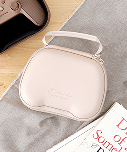 画像ギャラリー No.001のサムネイル画像 / 3COINSにコントローラケースが登場。ブラウンとアイボリーの2色展開で充電ケーブルも収納できる