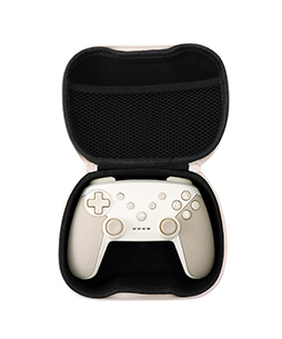 画像ギャラリー No.003のサムネイル画像 / 3COINSにコントローラケースが登場。ブラウンとアイボリーの2色展開で充電ケーブルも収納できる