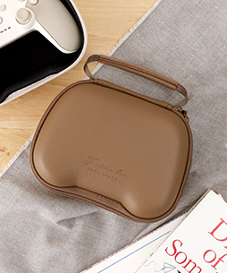 画像ギャラリー No.004のサムネイル画像 / 3COINSにコントローラケースが登場。ブラウンとアイボリーの2色展開で充電ケーブルも収納できる