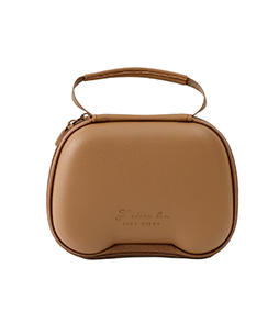 画像ギャラリー No.006のサムネイル画像 / 3COINSにコントローラケースが登場。ブラウンとアイボリーの2色展開で充電ケーブルも収納できる