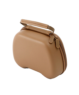 画像ギャラリー No.008のサムネイル画像 / 3COINSにコントローラケースが登場。ブラウンとアイボリーの2色展開で充電ケーブルも収納できる