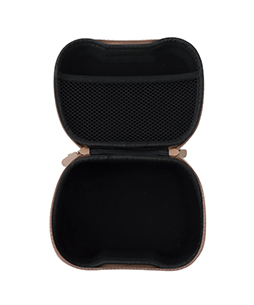 画像ギャラリー No.009のサムネイル画像 / 3COINSにコントローラケースが登場。ブラウンとアイボリーの2色展開で充電ケーブルも収納できる