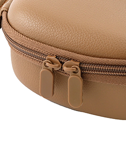 画像ギャラリー No.011のサムネイル画像 / 3COINSにコントローラケースが登場。ブラウンとアイボリーの2色展開で充電ケーブルも収納できる