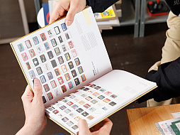 画像ギャラリー No.011のサムネイル画像 / ファミコンのカートリッジをキャンバスに,架空のゲームをデザインする。20回の節目を迎えた「わたしのファミカセ展」のこれまでの歩み