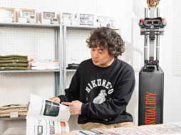 画像ギャラリー No.012のサムネイル画像 / ファミコンのカートリッジをキャンバスに,架空のゲームをデザインする。20回の節目を迎えた「わたしのファミカセ展」のこれまでの歩み