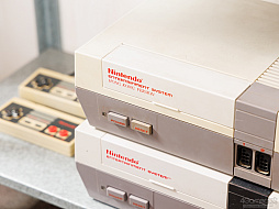 画像ギャラリー No.017のサムネイル画像 / ファミコンのカートリッジをキャンバスに,架空のゲームをデザインする。20回の節目を迎えた「わたしのファミカセ展」のこれまでの歩み