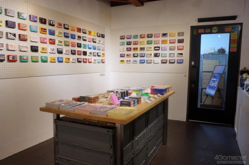 画像ギャラリー No.030のサムネイル画像 / ファミコンのカートリッジをキャンバスに,架空のゲームをデザインする。20回の節目を迎えた「わたしのファミカセ展」のこれまでの歩み