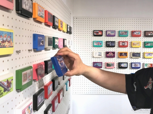 画像ギャラリー No.031のサムネイル画像 / ファミコンのカートリッジをキャンバスに,架空のゲームをデザインする。20回の節目を迎えた「わたしのファミカセ展」のこれまでの歩み