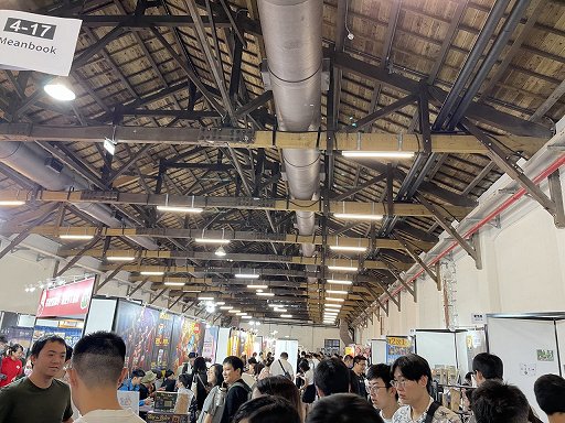 ���������꡼ No.009�Υ���ͥ������ / ���Ѻ����Υܡ��ɥ�����Ÿ��¨���򸫤Ƥ����������ʽФ˰���Ū�����ܿͽ�Ÿ�ԤΥ֡�����¿��