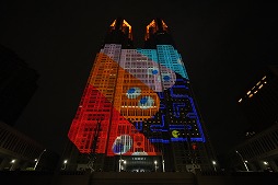 画像ギャラリー No.008のサムネイル画像 / 東京都庁で「パックマン」が縦横無尽に大暴れ。巨大プロジェクションマッピング「PAC-MAN eats TOKYO」,本日上映開始