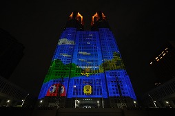 画像ギャラリー No.009のサムネイル画像 / 東京都庁で「パックマン」が縦横無尽に大暴れ。巨大プロジェクションマッピング「PAC-MAN eats TOKYO」,本日上映開始