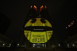 画像ギャラリー No.011のサムネイル画像 / 東京都庁で「パックマン」が縦横無尽に大暴れ。巨大プロジェクションマッピング「PAC-MAN eats TOKYO」,本日上映開始