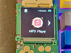 ���¤Υӥ��奢�����ϡ����顼�վ��Ȥ��ޤ��ޤʵ�ǽ���������ʲ����ˡ����յ���᡼������8BitMods���ӥ��奢������VMU Pro�פο����̤����