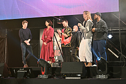 画像ギャラリー No.001のサムネイル画像 / 「東京コミコン2024」レポート。ジェイソン・モモアさんやマッツ・ミケルセンさんたちの出演にステージは大盛り上がり。デロリアンなどの展示も