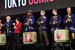 画像ギャラリー No.002のサムネイル画像 / 「東京コミコン2024」レポート。ジェイソン・モモアさんやマッツ・ミケルセンさんたちの出演にステージは大盛り上がり。デロリアンなどの展示も