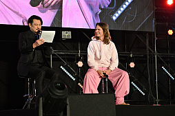 画像ギャラリー No.025のサムネイル画像 / 「東京コミコン2024」レポート。ジェイソン・モモアさんやマッツ・ミケルセンさんたちの出演にステージは大盛り上がり。デロリアンなどの展示も