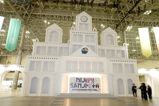 画像ギャラリー No.001のサムネイル画像 / 「にじさんじフェス 2025」ライバーの私物はなぜか石率多め? 百人一首は個性のあふれすぎた作品がずらり