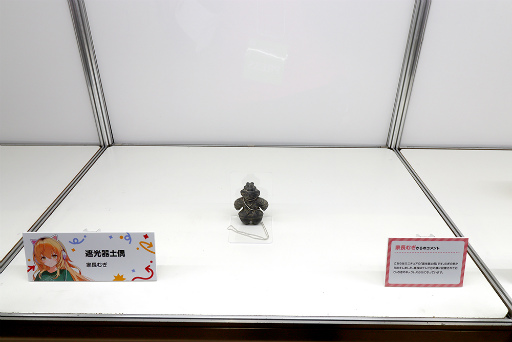 画像ギャラリー No.004のサムネイル画像 / 「にじさんじフェス 2025」ライバーの私物はなぜか石率多め? 百人一首は個性のあふれすぎた作品がずらり