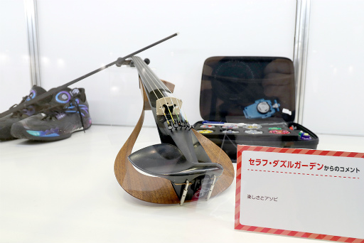 画像ギャラリー No.007のサムネイル画像 / 「にじさんじフェス 2025」ライバーの私物はなぜか石率多め? 百人一首は個性のあふれすぎた作品がずらり