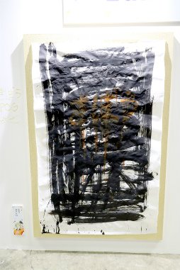 画像ギャラリー No.022のサムネイル画像 / 「にじさんじフェス 2025」ライバーの私物はなぜか石率多め? 百人一首は個性のあふれすぎた作品がずらり