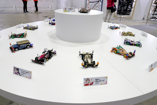 画像ギャラリー No.025のサムネイル画像 / 「にじさんじフェス 2025」ライバーの私物はなぜか石率多め? 百人一首は個性のあふれすぎた作品がずらり