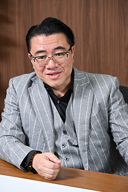 ���������꡼ No.007�Υ���ͥ������ / �Υ��󥿥ӥ塼�ϡ�����������沈�����GENDA���������å����ס�GENDA��������Υ��󥿥��Ȥˤʤ�Ȥ��ˡ�1�Ĥ��礭�����Ȥʤ�����沈����ɤ��ܻؤ��Ƥ���