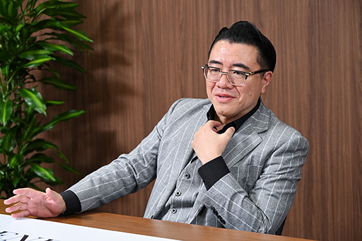 ���������꡼ No.015�Υ���ͥ������ / �Υ��󥿥ӥ塼�ϡ�����������沈�����GENDA���������å����ס�GENDA��������Υ��󥿥��Ȥˤʤ�Ȥ��ˡ�1�Ĥ��礭�����Ȥʤ�����沈����ɤ��ܻؤ��Ƥ���