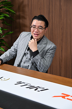 ���������꡼ No.025�Υ���ͥ������ / �Υ��󥿥ӥ塼�ϡ�����������沈�����GENDA���������å����ס�GENDA��������Υ��󥿥��Ȥˤʤ�Ȥ��ˡ�1�Ĥ��礭�����Ȥʤ�����沈����ɤ��ܻؤ��Ƥ���