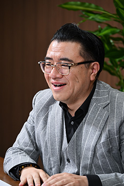 ���������꡼ No.029�Υ���ͥ������ / �Υ��󥿥ӥ塼�ϡ�����������沈�����GENDA���������å����ס�GENDA��������Υ��󥿥��Ȥˤʤ�Ȥ��ˡ�1�Ĥ��礭�����Ȥʤ�����沈����ɤ��ܻؤ��Ƥ���