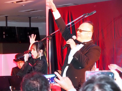 画像ギャラリー No.001のサムネイル画像 / 「光吉猛修 35周年記念ディナーショー in セガ本社」レポート。日本一歌のうまいサラリーマンが昼夜にわたって全22曲を披露(独占インタビューも)