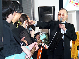 画像ギャラリー No.038のサムネイル画像 / 「光吉猛修 35周年記念ディナーショー in セガ本社」レポート。日本一歌のうまいサラリーマンが昼夜にわたって全22曲を披露(独占インタビューも)